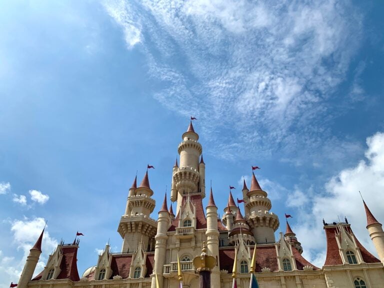 Hombre muere al caer de balcón de Disney World