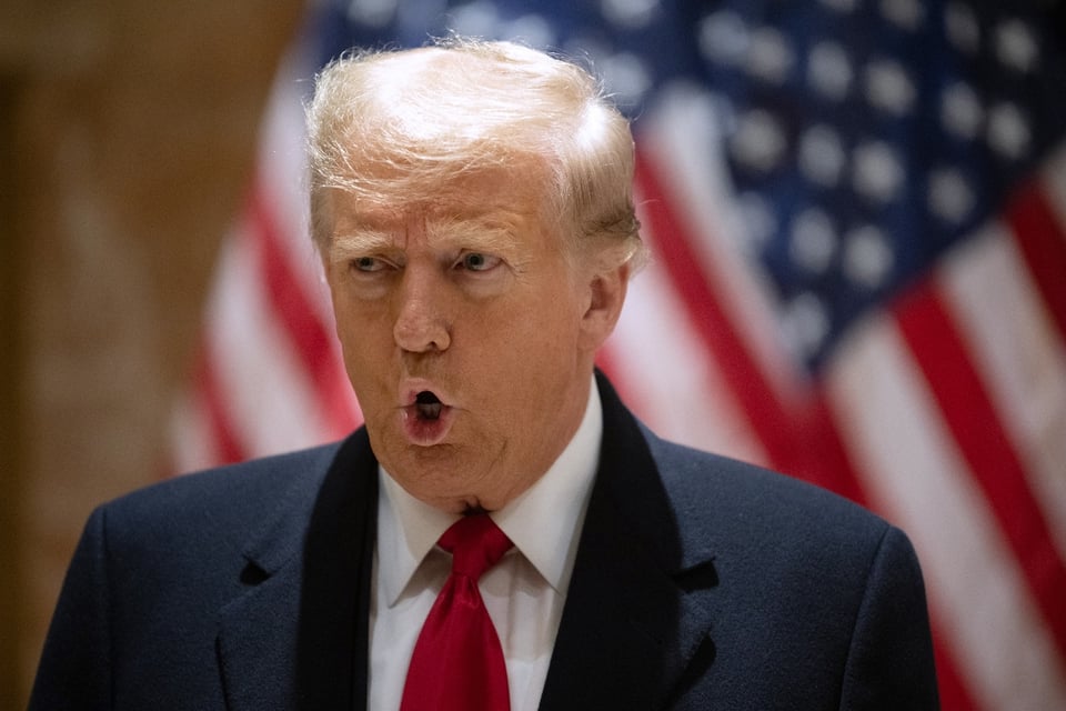 Donald Trump es multado por miles de dólares durante juicio penal por desacato