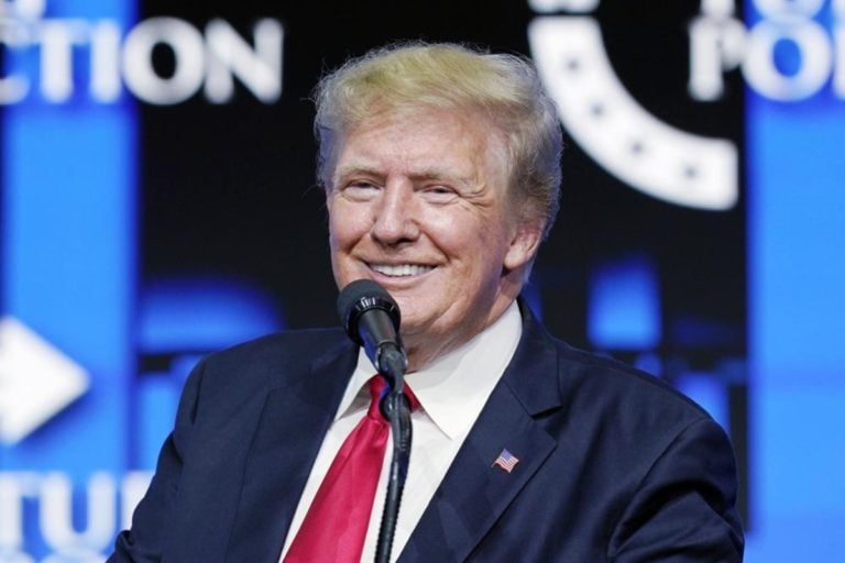 Trump revela que recibió refuerzo contra COVID y es abucheado