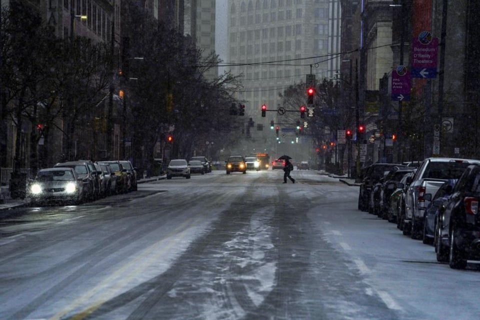 Tormenta de invierno azota la costa este con nieve y tormentas eléctricas