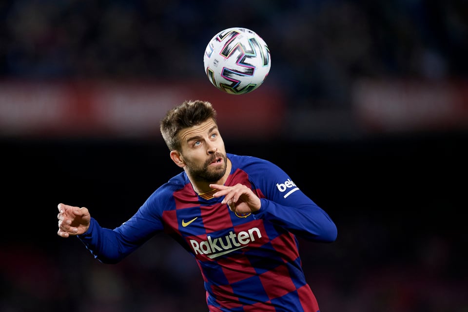 Piqué y Clara Chía son captados teniendo apasionados besos en público featured image