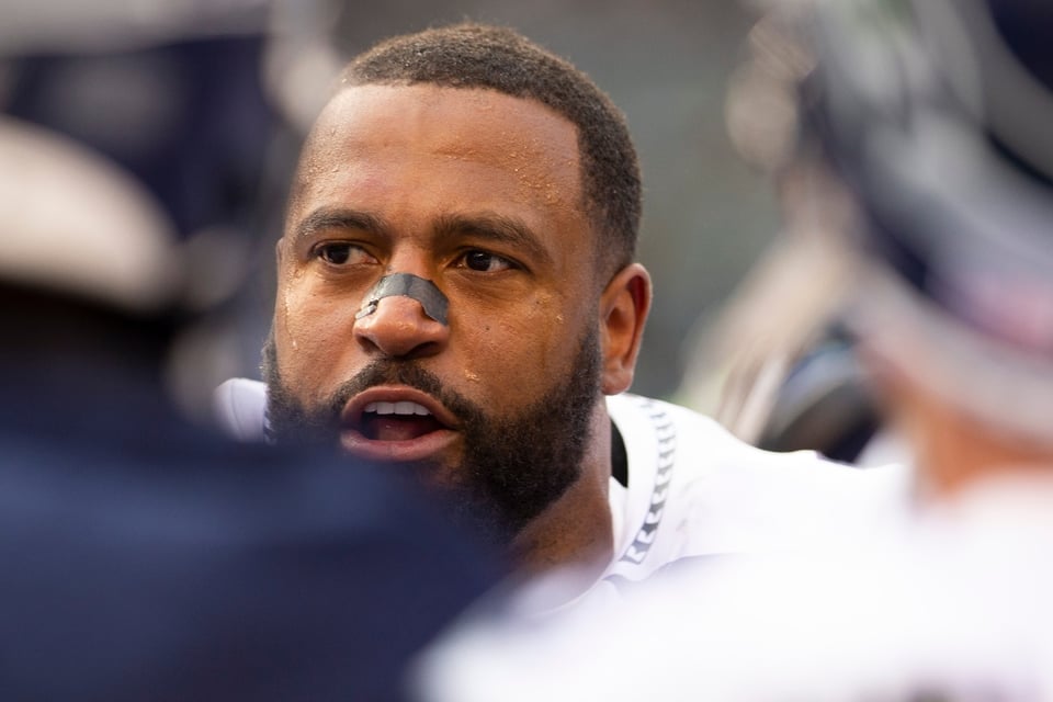 Arrestan al ex jugador de la NFL Duane Brown por portar armas en avión