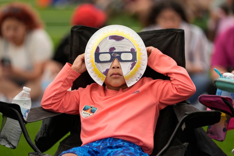 solar eclipse photos 2024, Texas girl, unforgettable experience, MundoNOW
