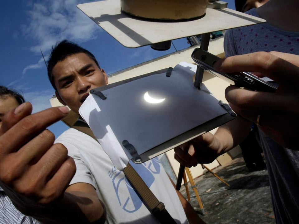 lentes para el eclipse, cómo observar el eclipse, reflejo del eclipse, Eclipse 2024, MundoNOW