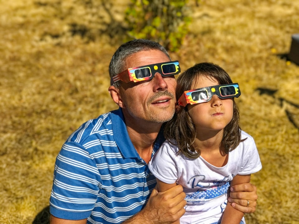 niña y papá viendo el eclipse, lentes para el eclipse, eclipse solar, Eclipse 2024, MundoNOW