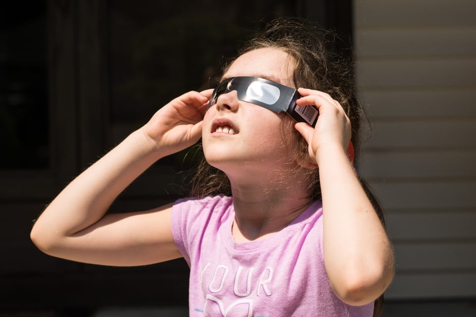 Niña, gafas, noticias, eclipse MundoNOW