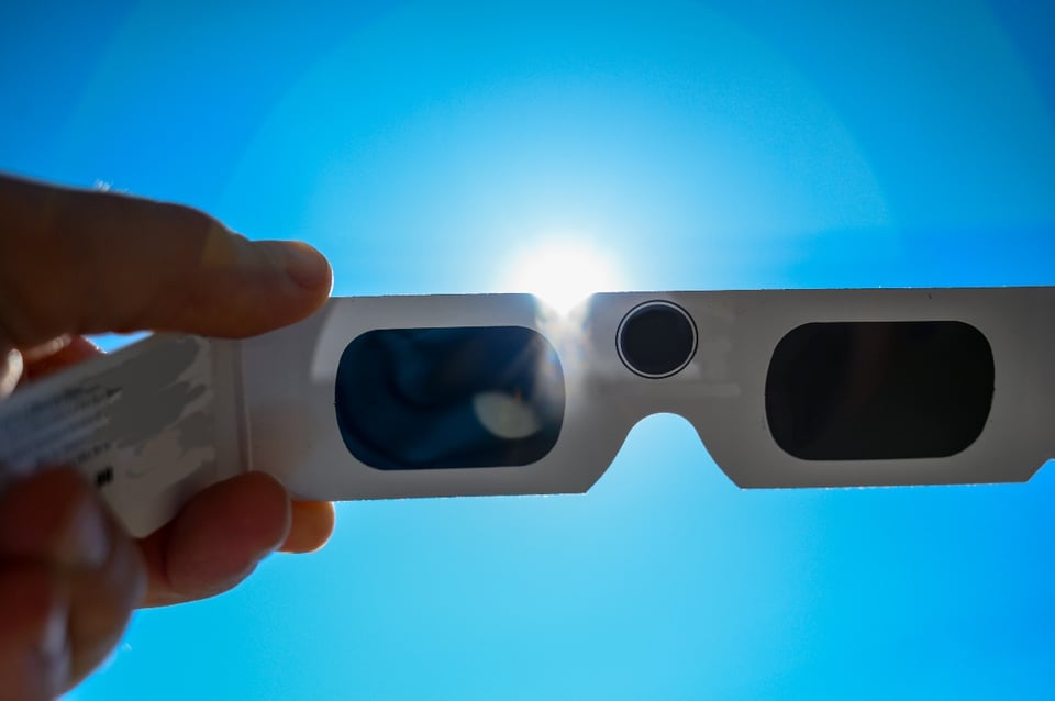 lentes para el eclipse, gafas para el eclipse, eclipse solar sin riesgos, Eclipse 2024, MundoNOW