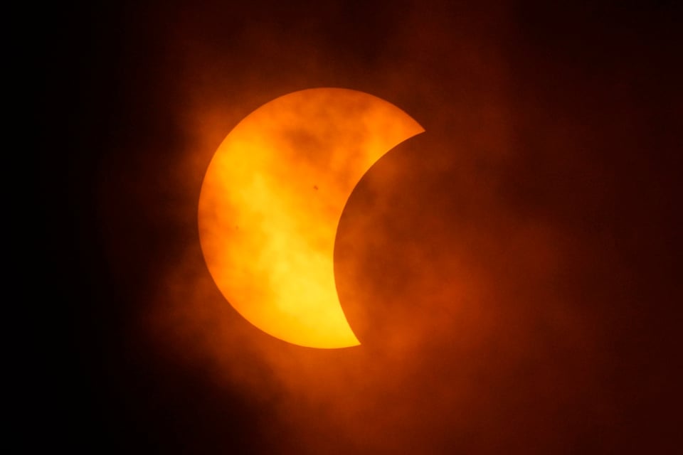  eclipse, eye damage, New York, alarms, mundonow, Woman solar eclipse damage