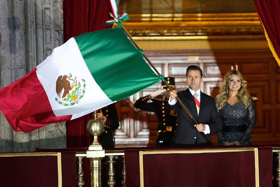 Angélica Rivera, Enrique Peña Nieto, Mexican flag, Military, Elegant dress, MundoNow