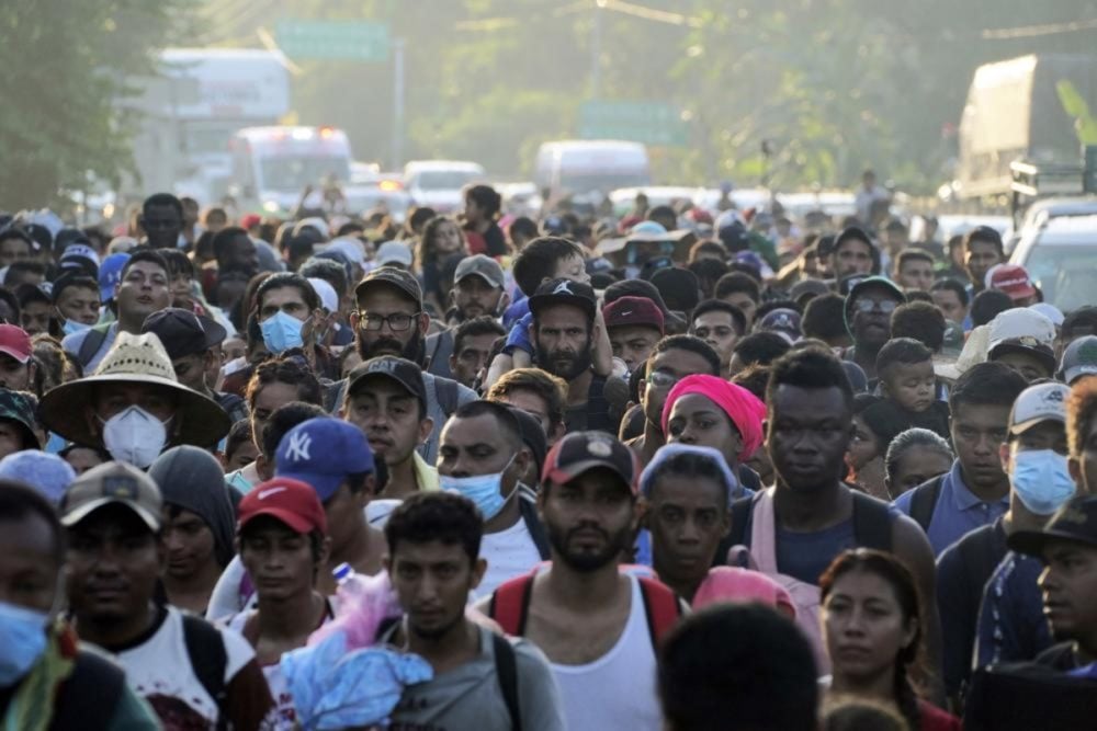 Más de 2 mil migrantes marchan a EEUU y Trump pide eliminar el «veneno» de los indocumentados