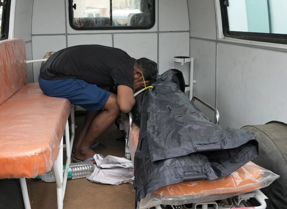 Man crying, body in ambulance, tragedy, India, MundoNOW