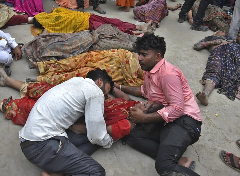 Bhole Baba, Stampede in India, crying men, corpse, MundoNOW
