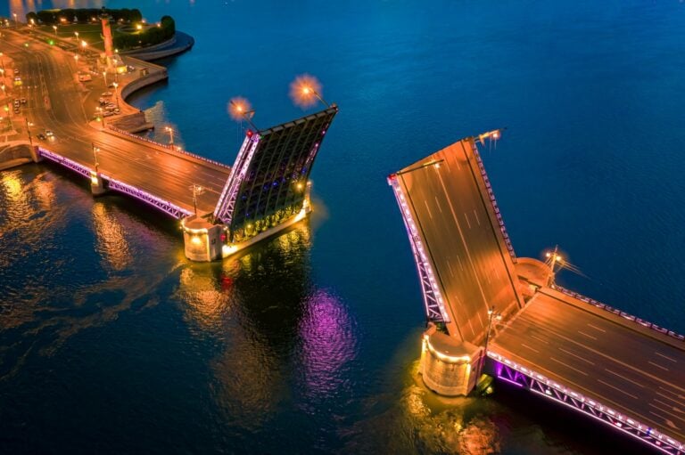 Hombre se sube a puente levadizo en Miami y causa pánico