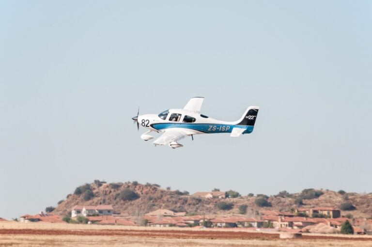 Caída de una avioneta en Mazatlán deja un muerto y cuatro heridos