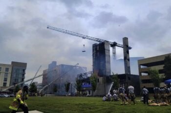 Incendio en sitio de construcción azota a Charlotte y enciende el pánico