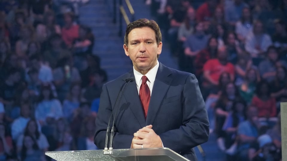 En tiempos de posible candidatura, DeSantis recibe las peores noticias