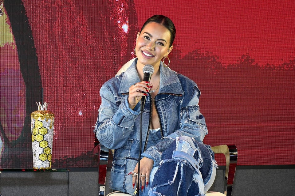 Chiquis Rivera llora y se conmueve por la llegada de Jenni a su concierto