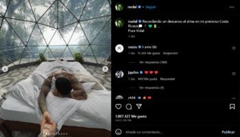 El cantante comparte sus vacaciones con Cazzu