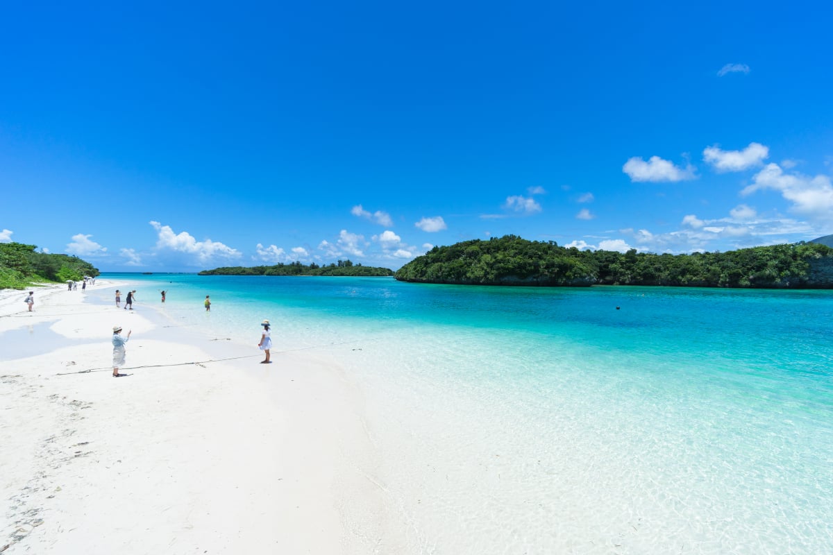 Hallan una misteriosa esfera metálica en playa de Japón