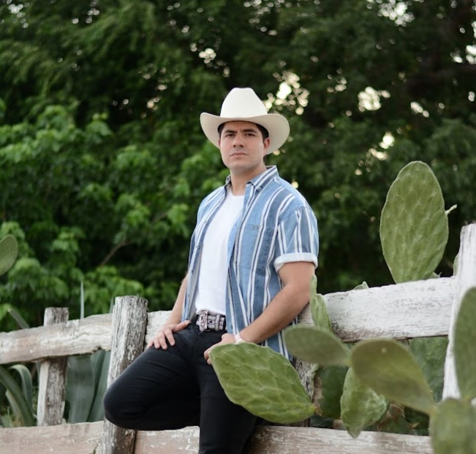 Xavier Zazueta talks to MundoNOW about his new label and marriage to Melissa Barrera