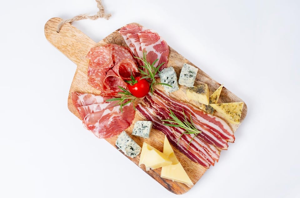 Quesos, embutidos, tablas, carnes, bocadillos para Año Nuevo