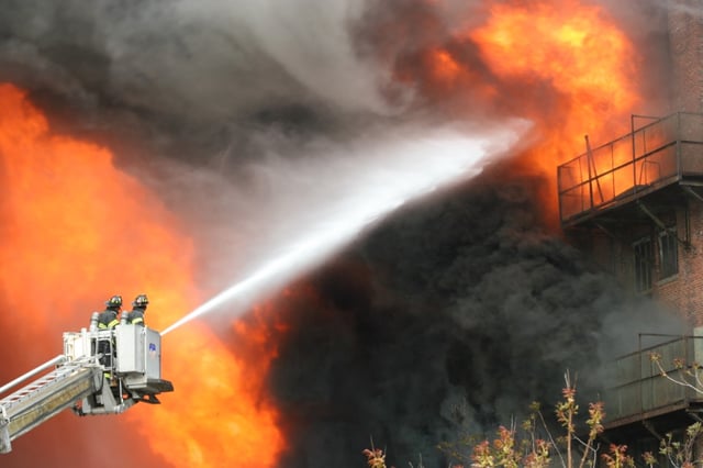 Incendio en Brooklyn: al menos siete heridos y varios atrapados en una construcción