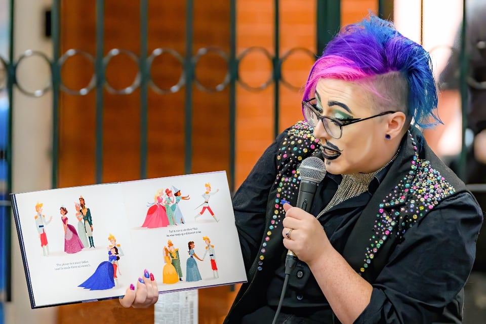 Florida ley drag queens, personas transgénero, lectura de libros infantiles, persona transgénero hablando, MundoNOW