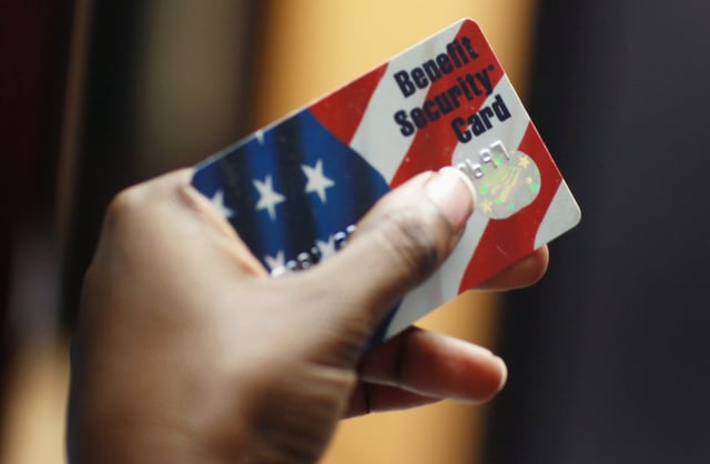 Cierre de gobierno: ‘food stamps’ reciben fondos para otro mes