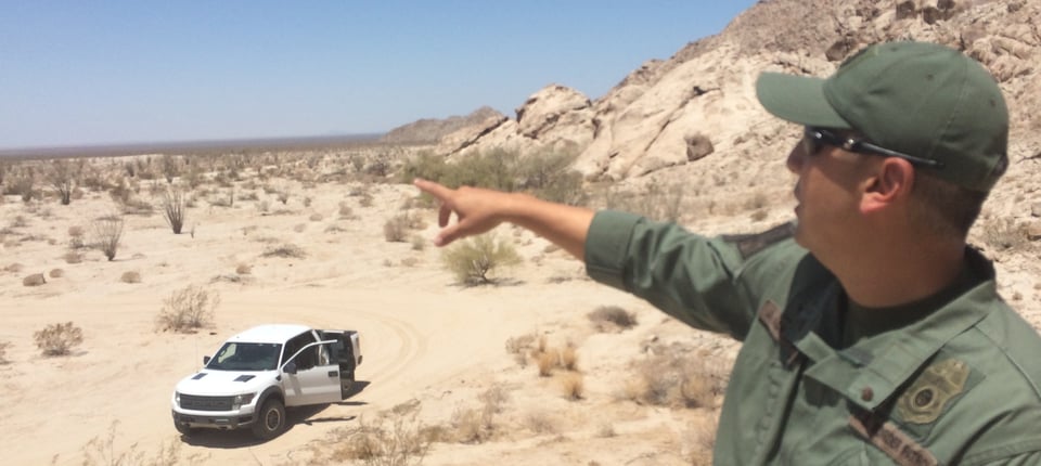 Muere migrante al caer de muro fronterizo