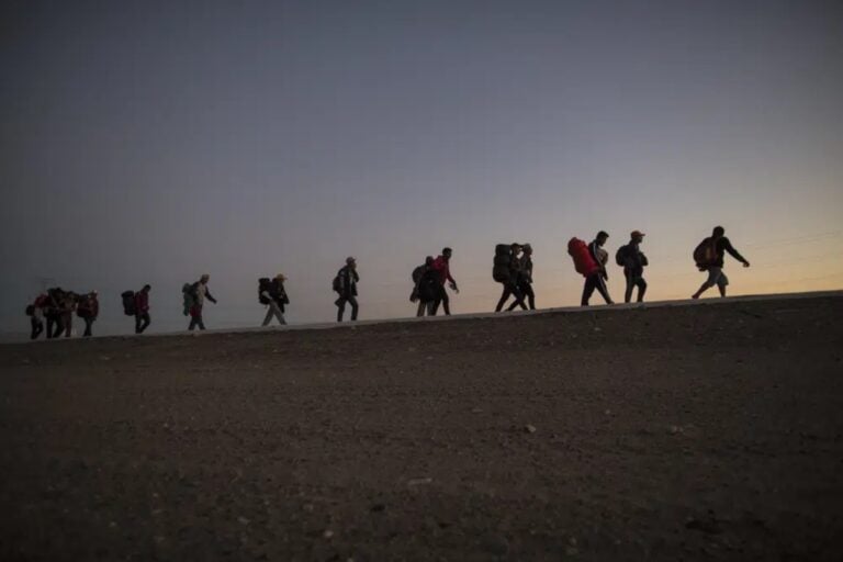 Anuncian programa que beneficiará a migrantes hispanos