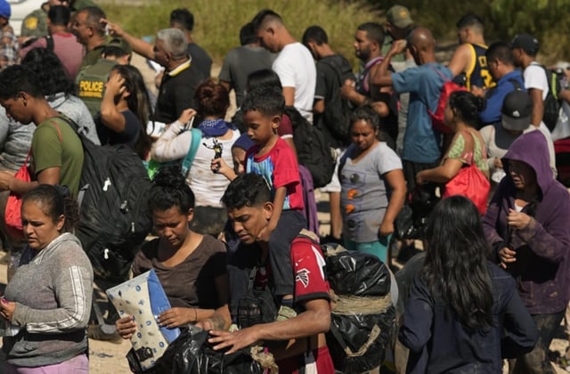 Over 100 migrants storm the border in El Paso