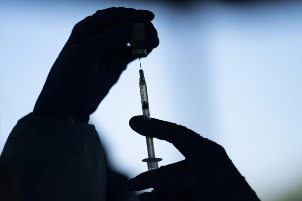 Pfizer dice que refuerzo de su vacuna contra el COVID ofrece protección contra ómicron