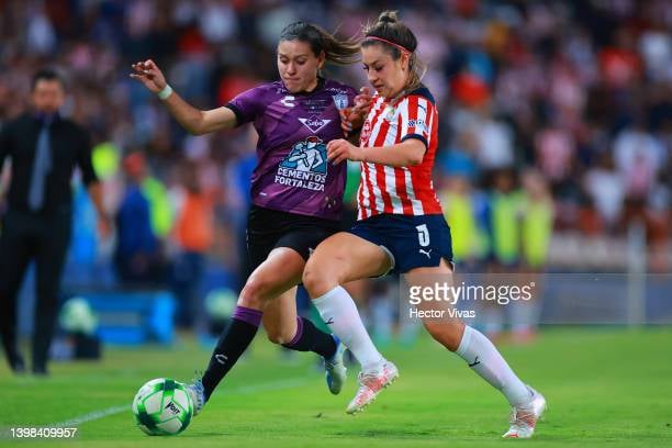 Hector Vivas/Getty Images ACHUCA, MEXICO - MAY 20: Norma Palafox of Pachuca fights for the ball with Karol Bernal of Chivas during the final first leg match between Pachuca and Chivas as part of the Torneo Grita Mexico C22 Liga MX Femenil at Hidalgo Stadium on May 20, 2022 in Pachuca, Mexico. (Photo by Hector Vivas/Getty Images)