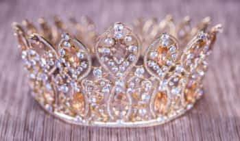 Reinas de belleza causan furor al hacer público su matrimonio