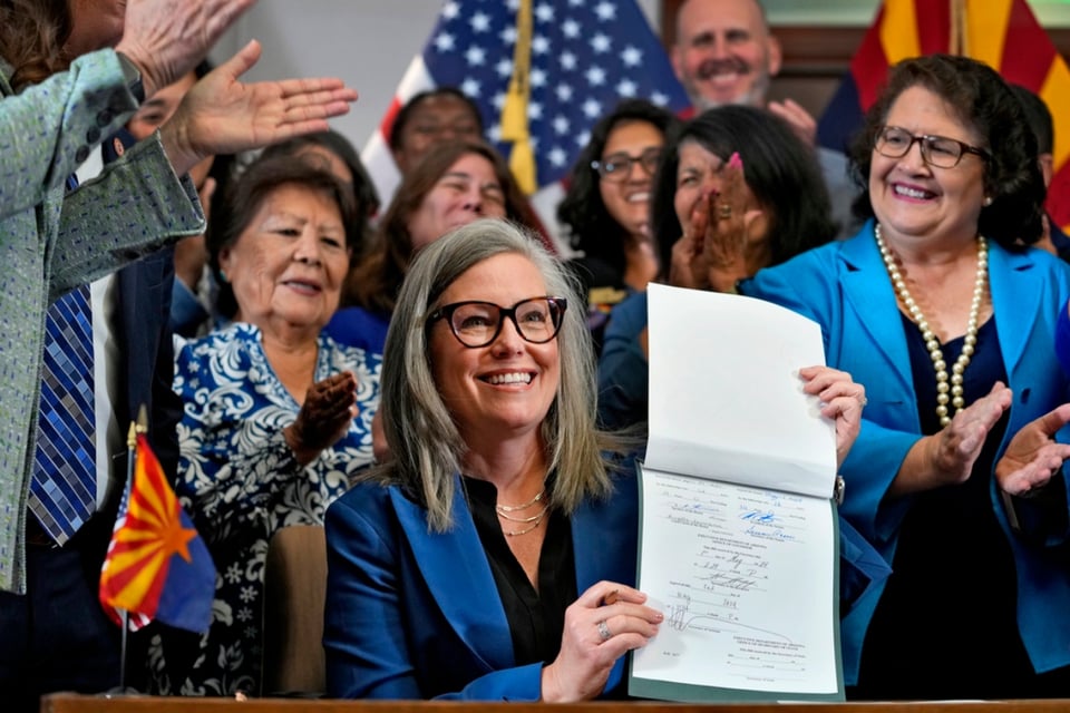 Arizona: Gobernadora firma proyecto de ley para derogar prohibición de casi todos los abortos featured image