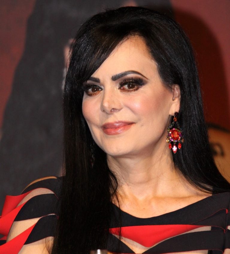 ¡Explota su sensualidad! Maribel Guardia en vestido de encaje y transparente impacta a todos (FOTO)