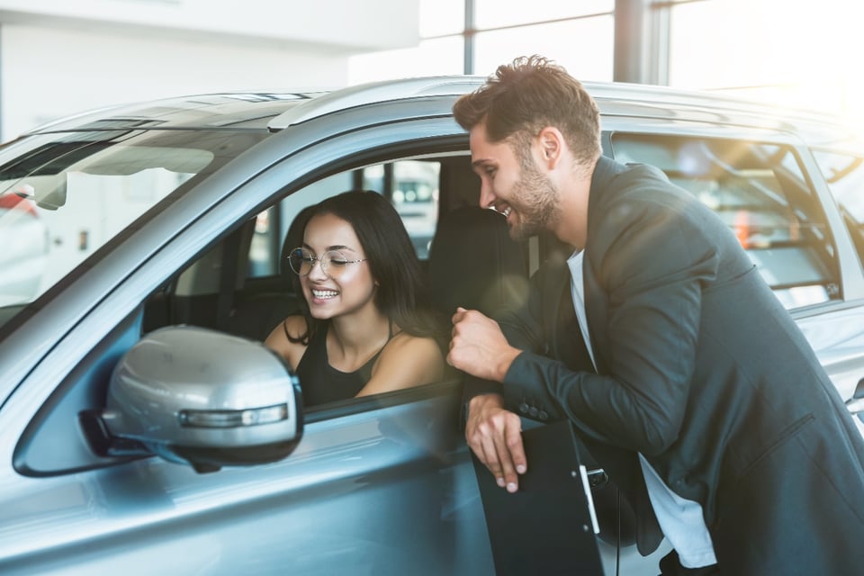 prueba de manejo, mujer conduciendo, vendedor, Motor, MundoNOW