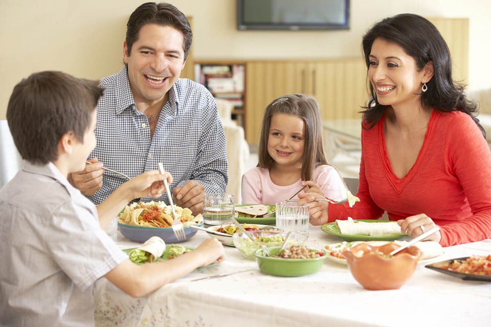 Lunes sin carne, familia joven hispana, disfrutando, comida, hogar