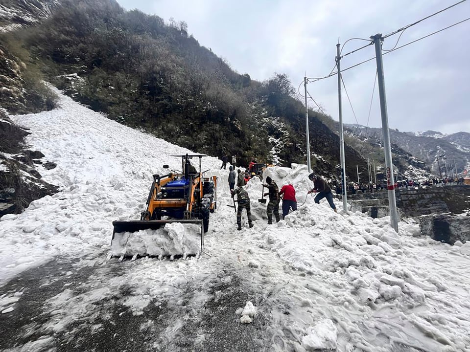Himalayan avalanche dead