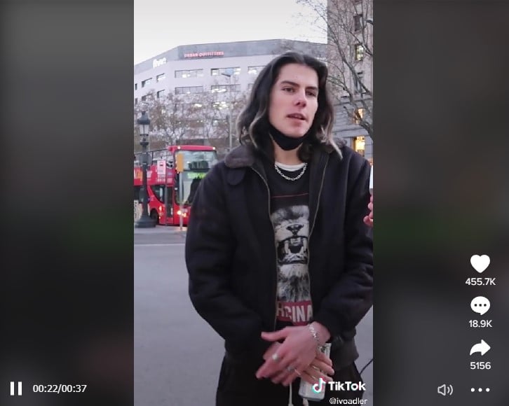 Joven español burla mexicanos.