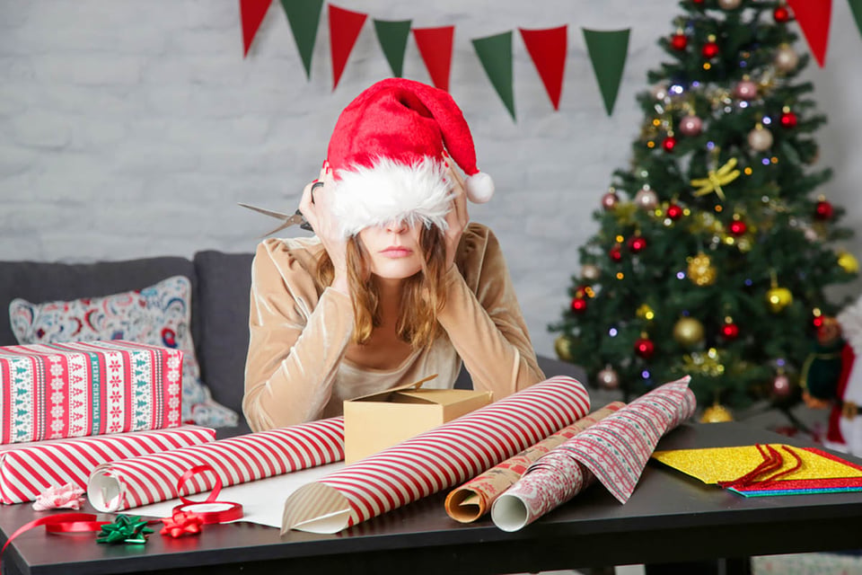 mujer frustrada, envoltorios, Navidad, regalos, MundoNOW