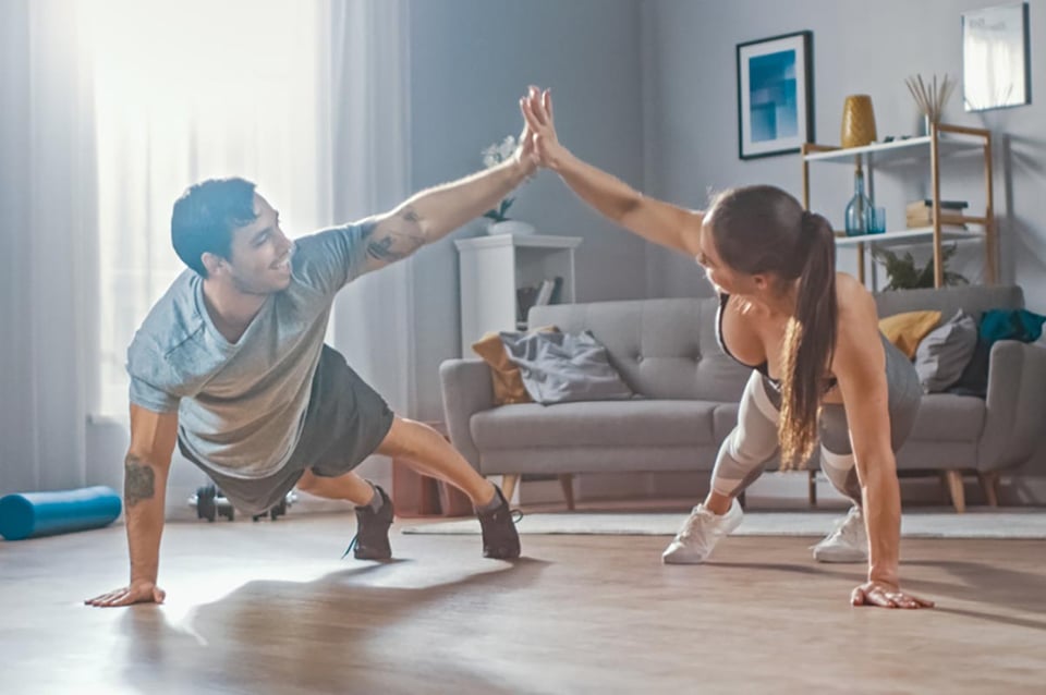 Rompe la monotonía: prueba estos estilos únicos de entrenamiento en casa featured image
