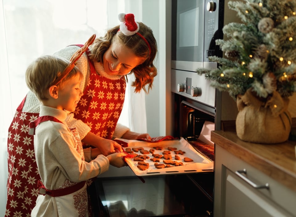 hornear, mamá e hijo cocinando, recetas navideñas, Sabor, MundoNOW