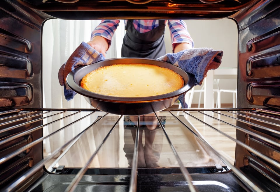 baking, taking out of the oven, man cooking, Flavor, MundoNOW