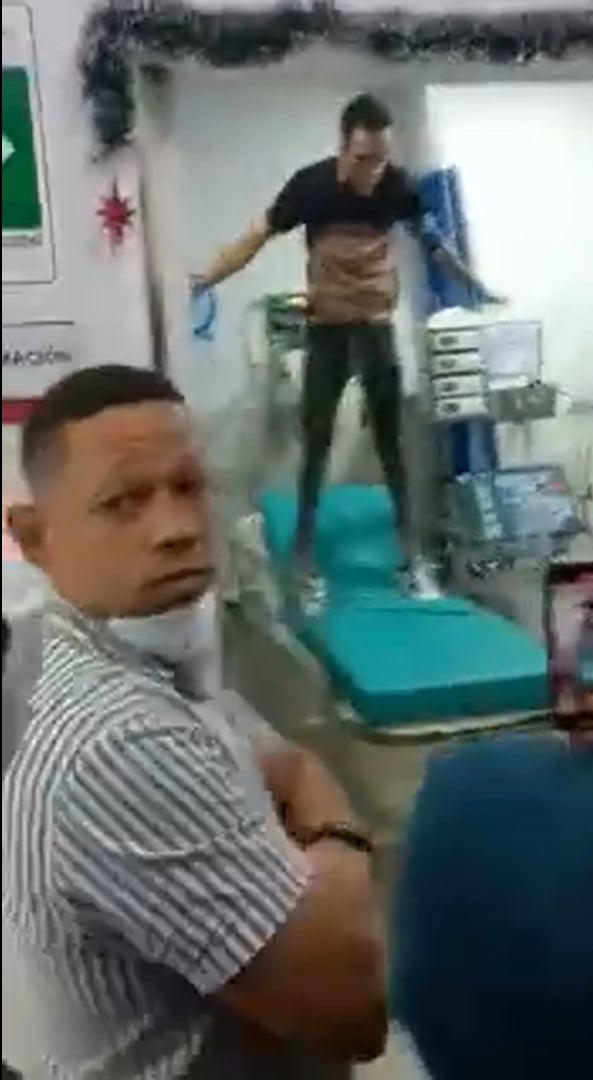 Joven "poseído" causa terror en hospital de Colombia