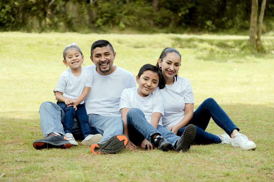 familia de 4, familia hispana, familia sonriendo, familia en el parque, inmigrantes