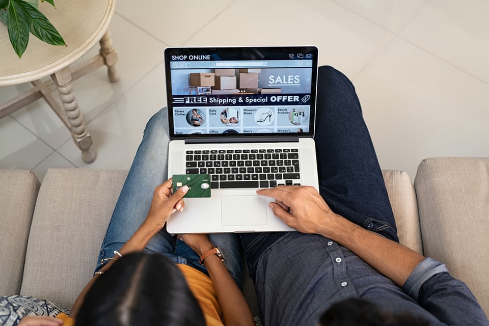 venta de productos, comercio electrónico, computadora, pareja comprando, MundoNOW