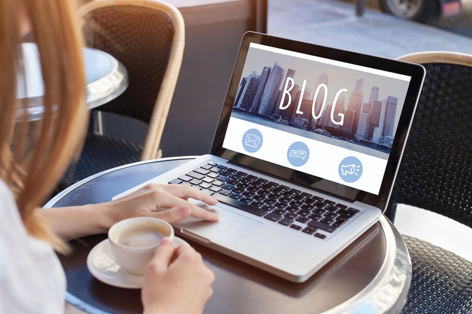 How to start a blog, woman, laptop, computer, MundoNOW