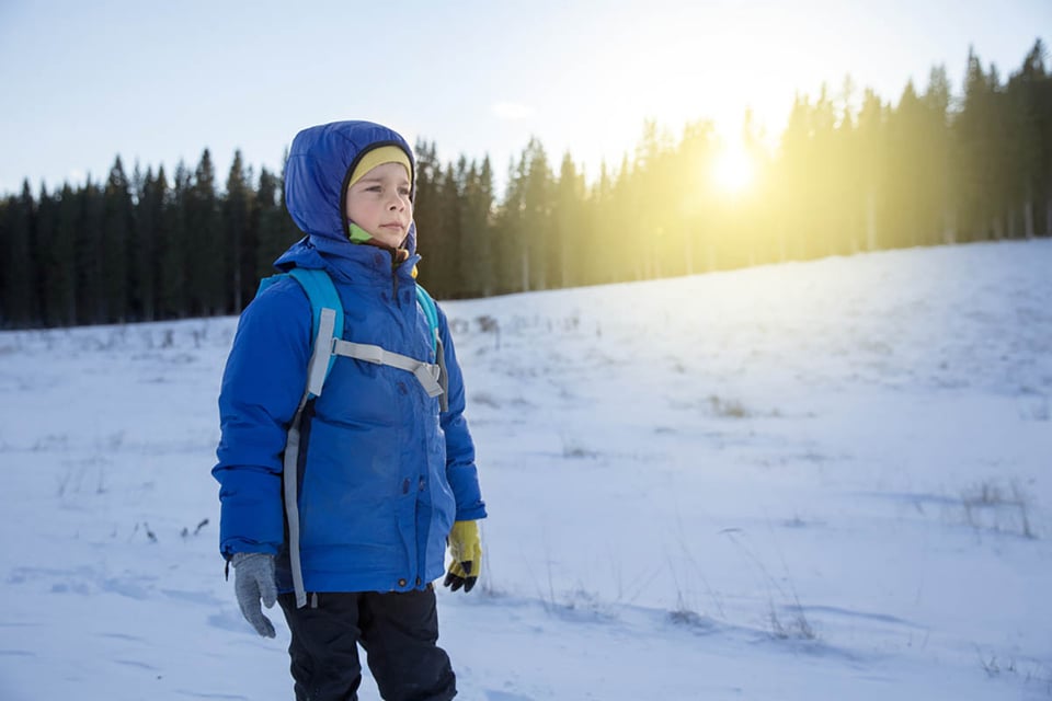 cómo enseñar resiliencia a los niños, resiliencia para niños, niños, invierno, niño, al aire libre