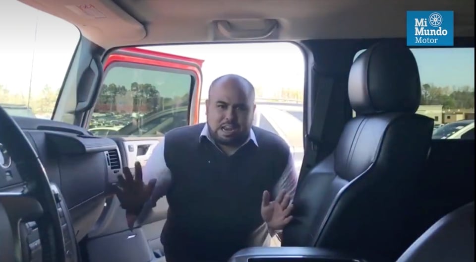 David Camero, interior de una camioneta, interiores espaciosos, asientos de piel, Motor